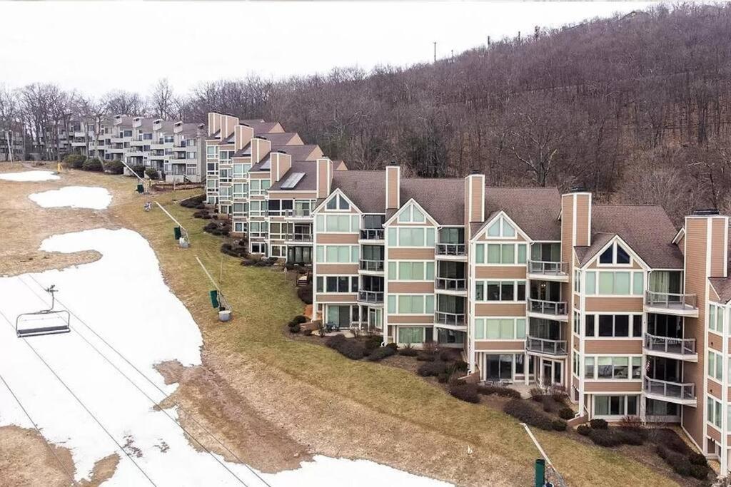 Diamond Adventure Slope Side With Foosball And Arcade At Wintergreen Resort Extérieur photo