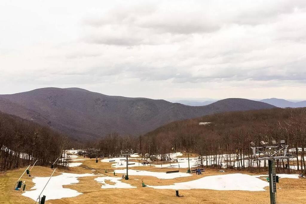 Diamond Adventure Slope Side With Foosball And Arcade At Wintergreen Resort Extérieur photo