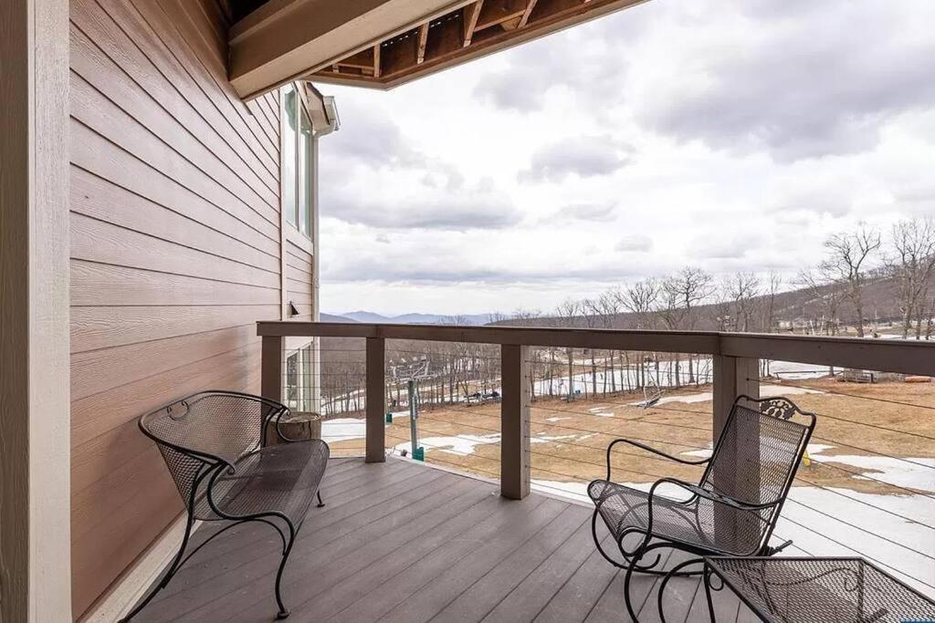 Diamond Adventure Slope Side With Foosball And Arcade At Wintergreen Resort Extérieur photo
