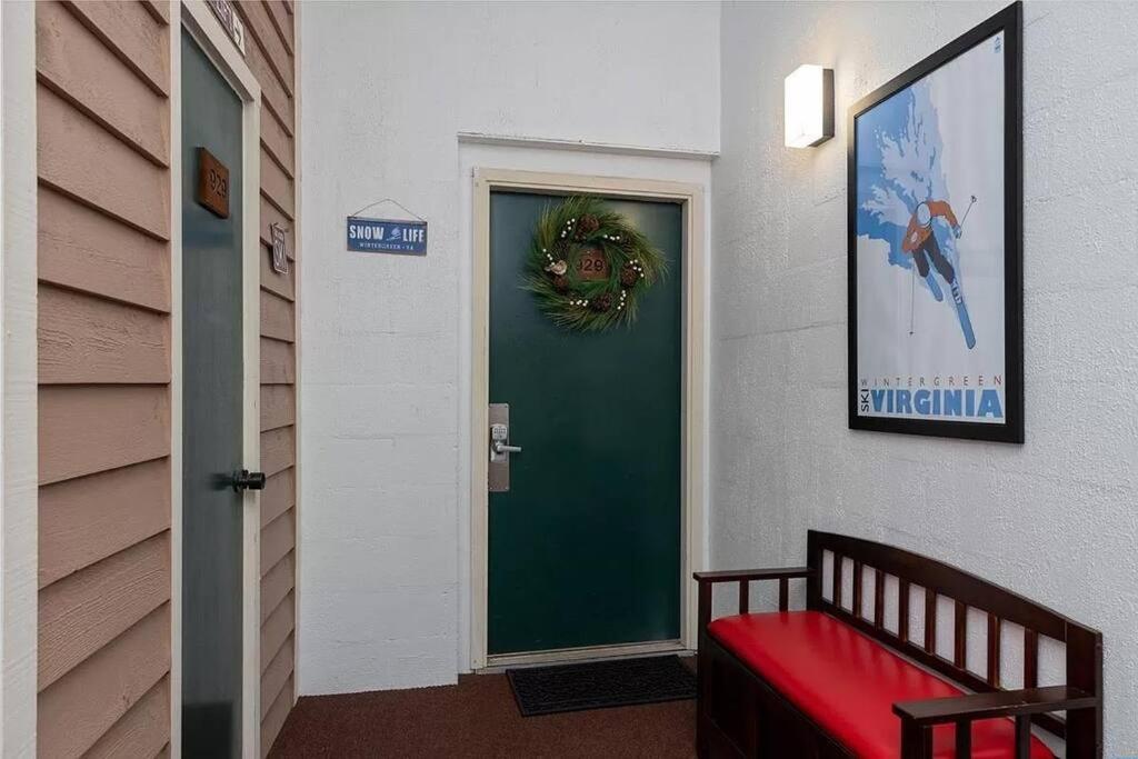 Diamond Adventure Slope Side With Foosball And Arcade At Wintergreen Resort Extérieur photo