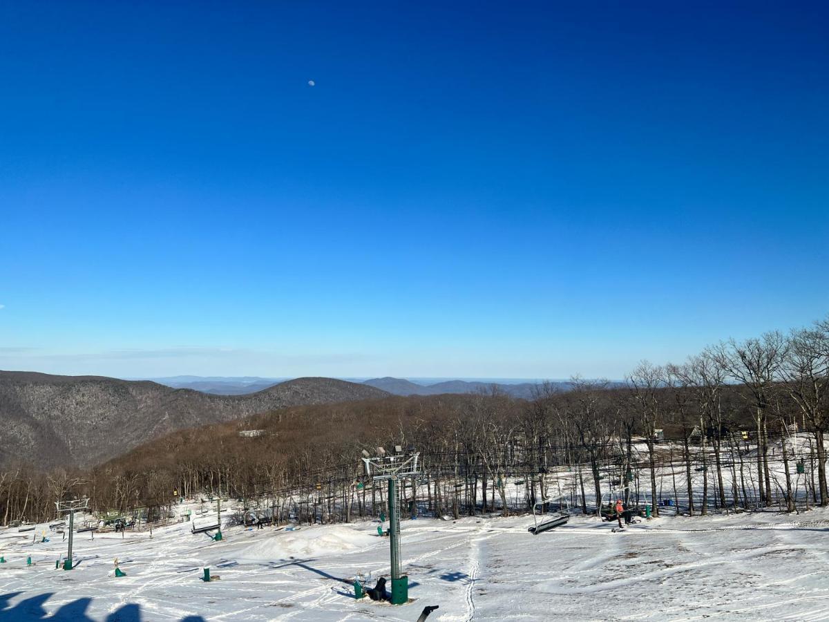Diamond Adventure Slope Side With Foosball And Arcade At Wintergreen Resort Extérieur photo